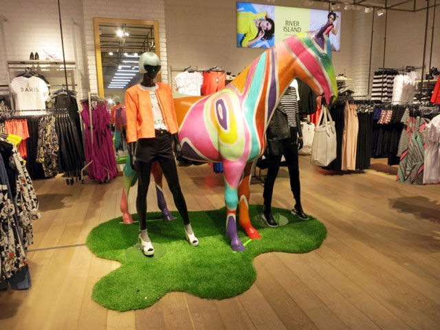 賣場(chǎng)商品櫥窗展示