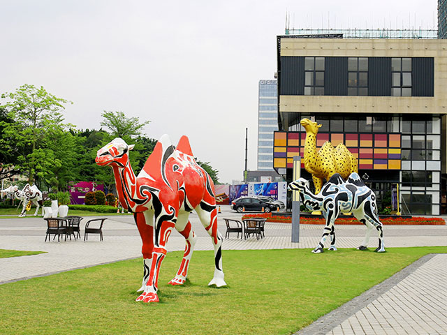 彩繪駱駝戶外景觀雕塑